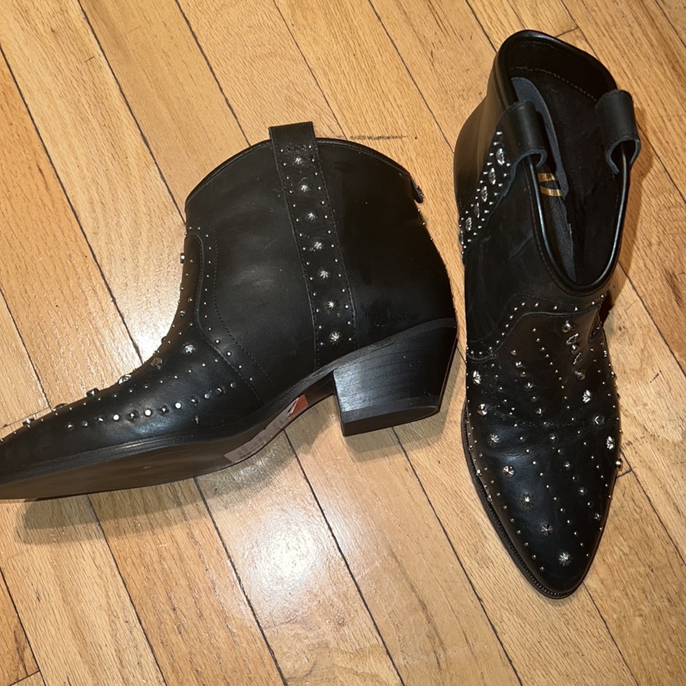 Sam Edelman size 8 pull on leather bootie with silver grommets